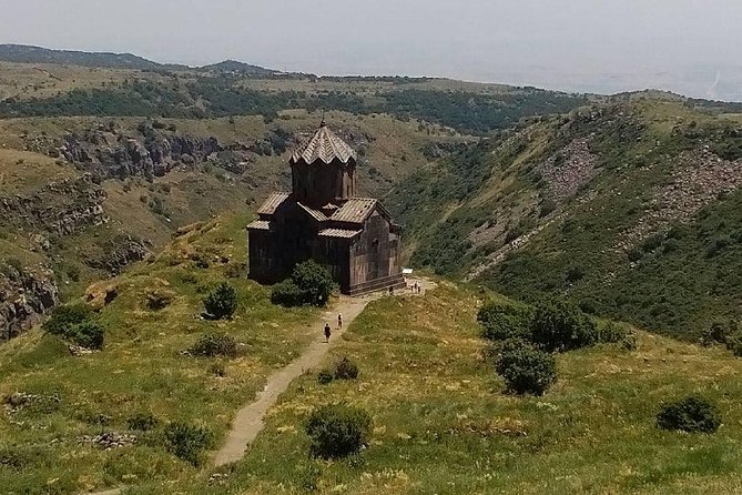 Amberd (Saghmosavank,Armenian alphbet monument) - Saghmosavank and the canyon question