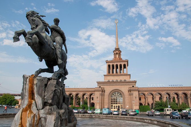Private sightseeing and walking tour in Yerevan - Parliament and the changing rhythm of the route