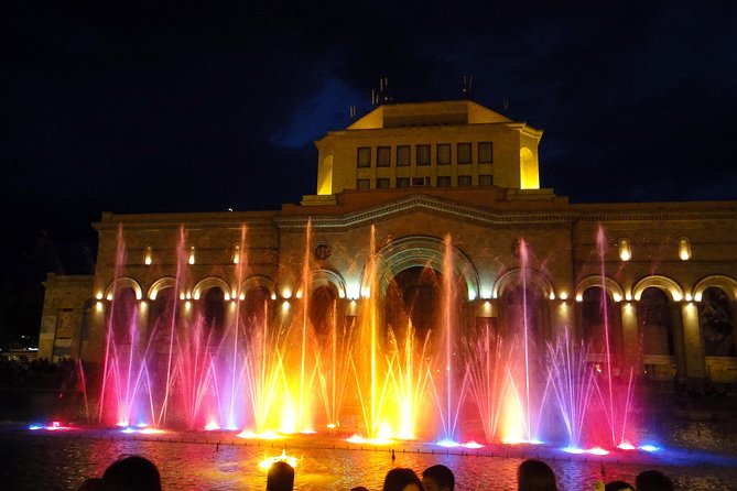 Private sightseeing and walking tour in Yerevan - Swan Lake and central Yerevan in 10 minutes