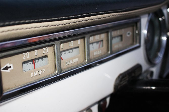 Yerevan city tour with drinks in a classic car with photography - Cascade and the Cafesjian Center