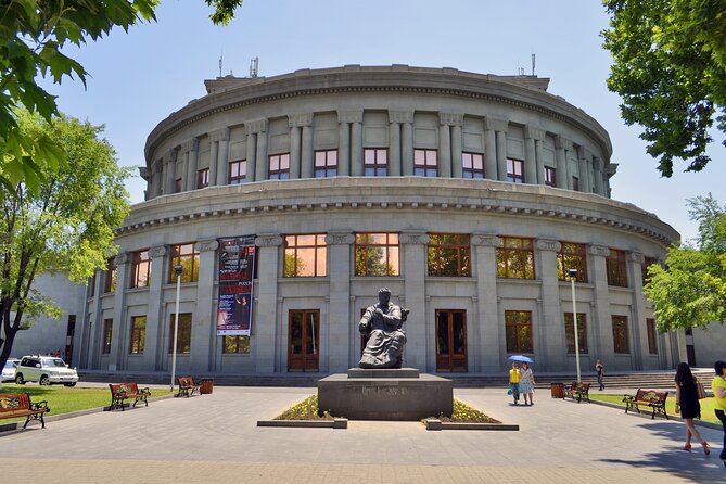 Yerevan: Private Sightseeing Tour - The Opera House, Freedom Square, and Swan Lake